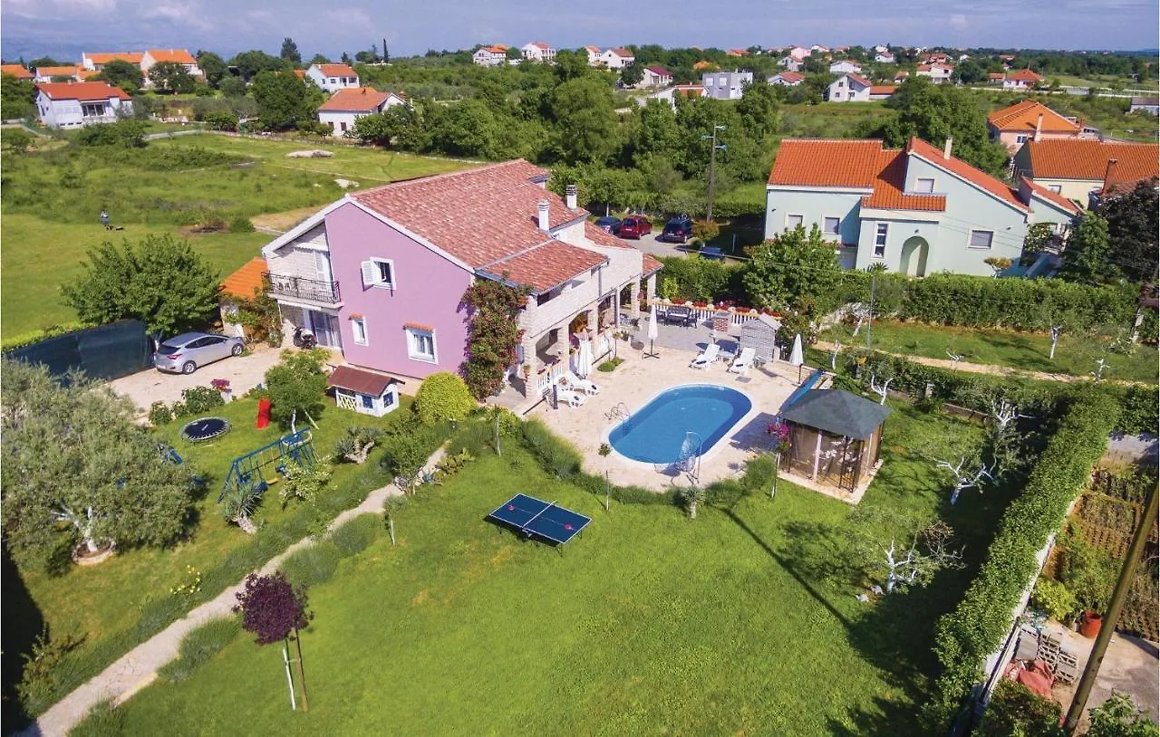 6 Bedroom Pet Friendly Home In Policnik 0*,