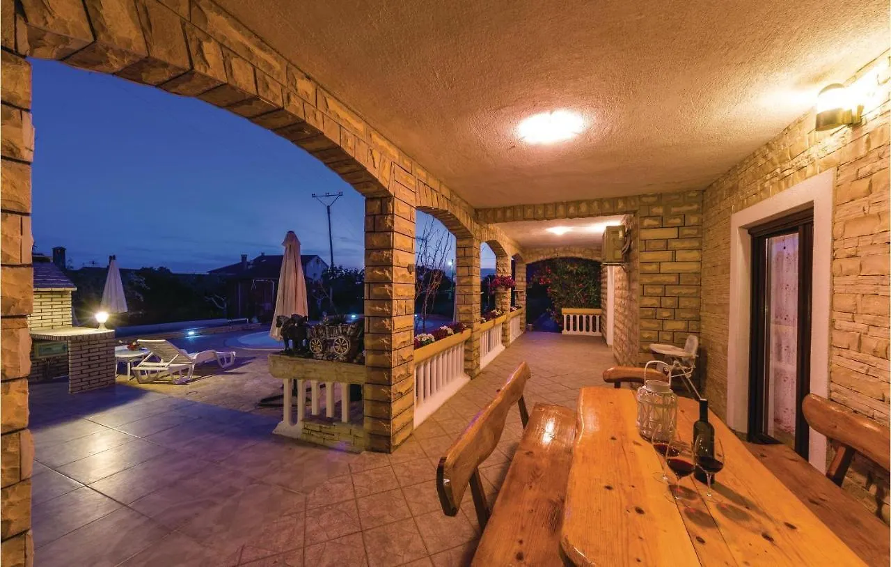 6 Bedroom Pet Friendly Home In Policnik 0*,