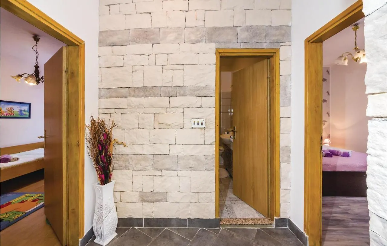 6 Bedroom Pet Friendly Home In Policnik