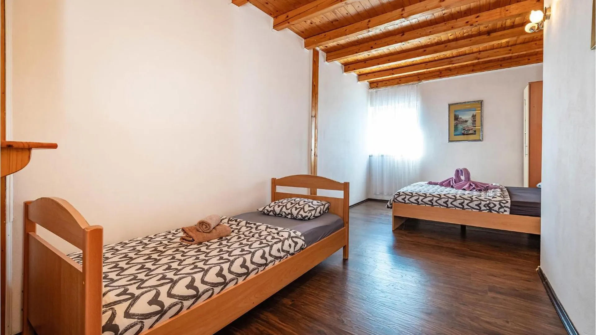 6 Bedroom Pet Friendly Home In Policnik 0*,