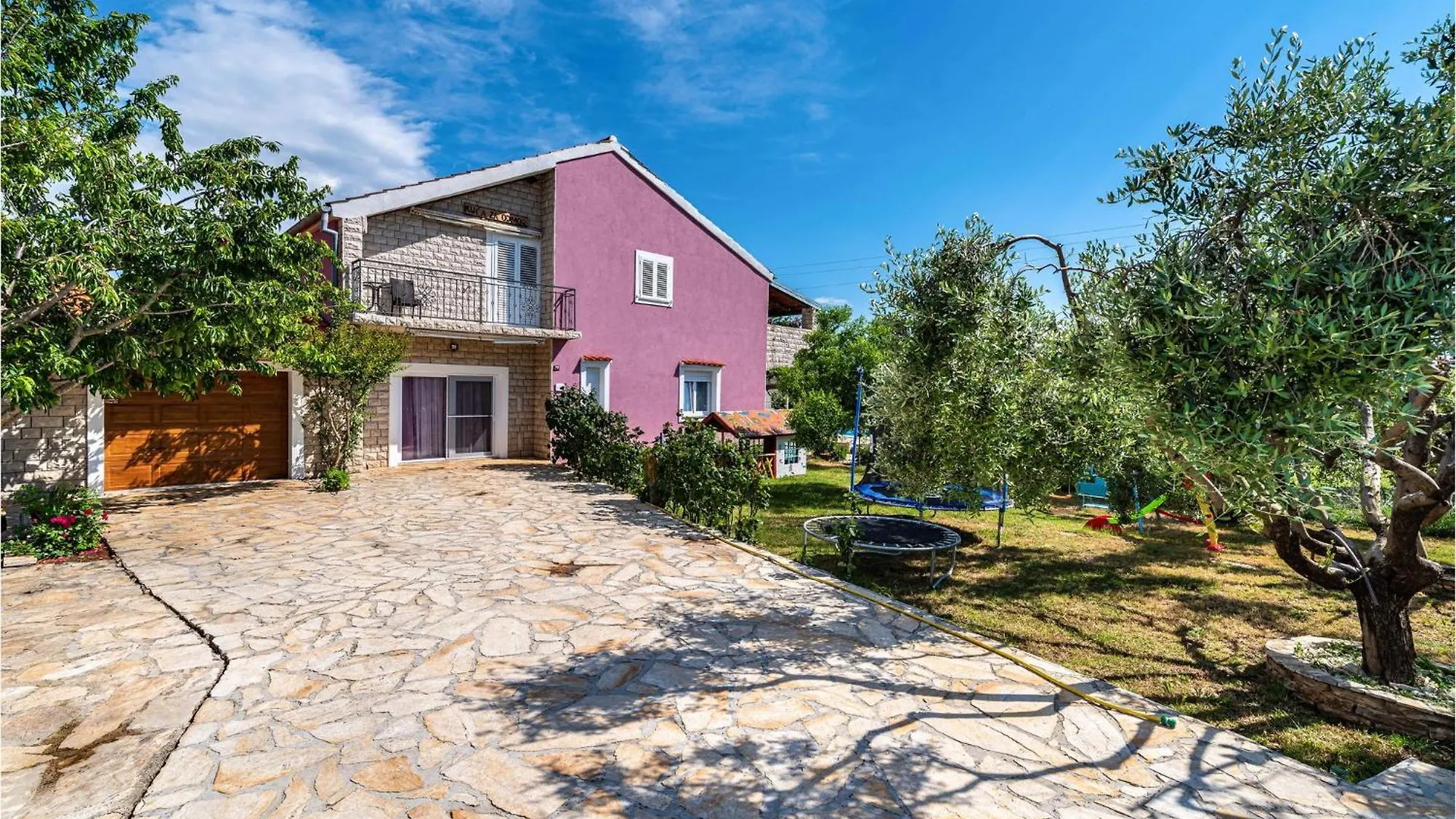 6 Bedroom Pet Friendly Home In Policnik 0*,